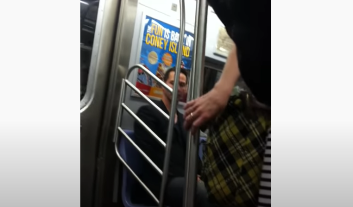 Keanu Reeves gentleman nella metro di New York