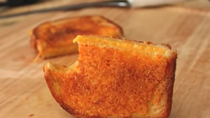 toast con una crosta di formaggio croccante