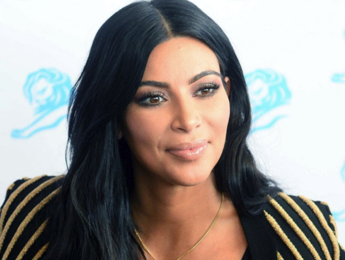 Kim Kardashian viso