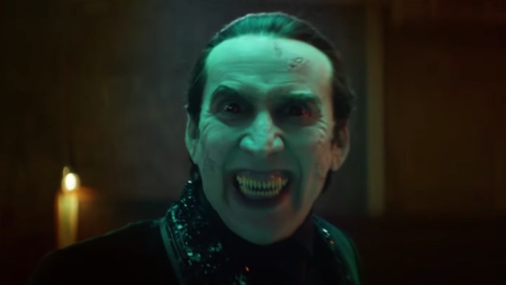Nicolas Cage sorride nei panni di Dracula in Renfield.
