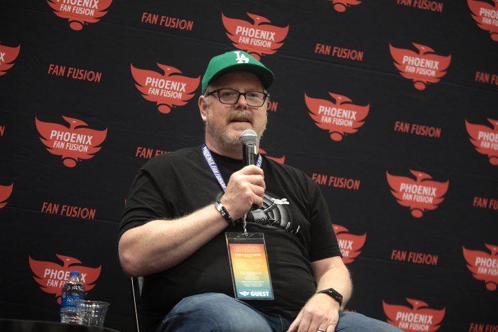 John DiMaggio parla con i partecipanti alla Phoenix Fan Fusion del 2022 presso il Phoenix Convention Center di Phoenix, in Arizona.