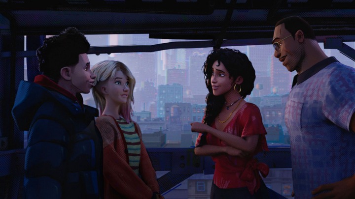 Gwen Stacy incontra la famiglia Morales in Across the Spider-Verse.
