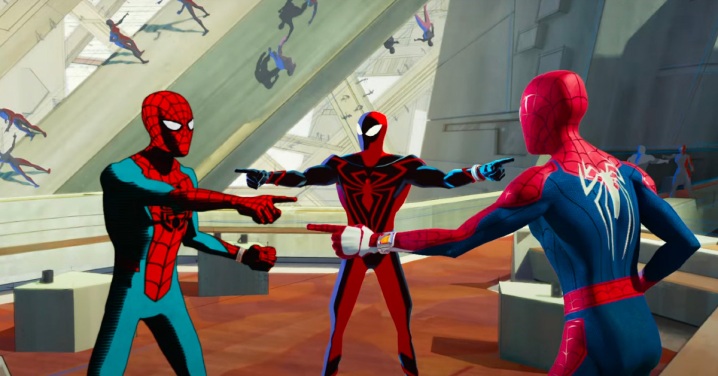 Tre Spider-Men si indicano l'un l'altro in Spider-Man: Across the Spider-Verse.