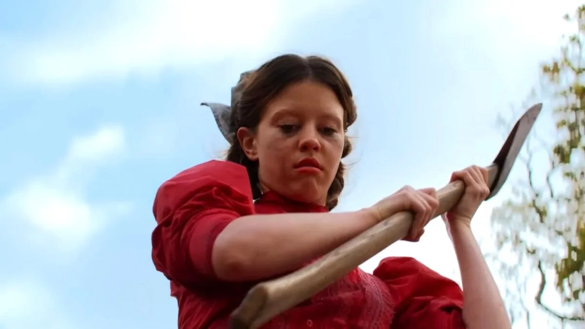 Mia Goth in Pearl che brandisce un'ascia