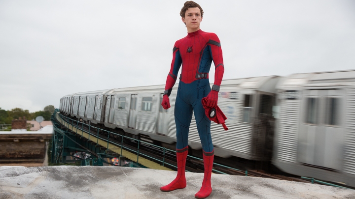 Spider-Man senza maschera in piedi in cima a un treno in Spider-Man: Homecoming.