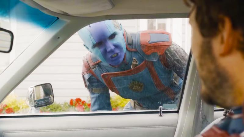 Una foto di una clip di Guardiani della Galassia Volume 3 che mostra Nebula che parla con Peter attraverso il finestrino di un'auto chiuso.