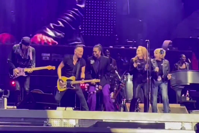 Post aperto: ospitato da Bruce Springsteen che porta Michelle Obama sul palco per cantare 