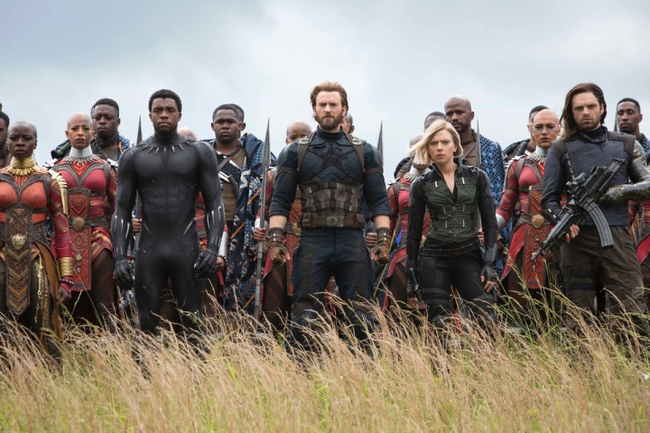 T'Challa, Captain America e Vedova Nera si trovano di fronte all'esercito Wakanda in Avengers: Infinity War.
