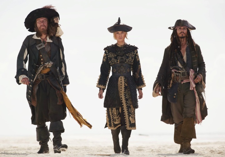 Tre pirati camminano insieme all'unisono in Ai confini del mondo.