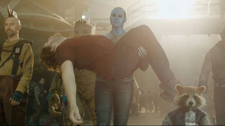 Nebula trasporta il corpo inerte di Star-Lord in Guardiani della Galassia Vol. 3.