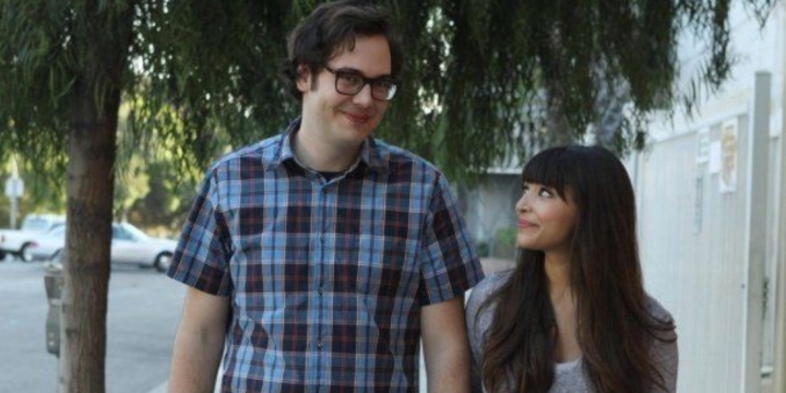 Robby cammina con Cece sul marciapiede in New Girl