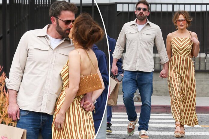 Jennifer Lopez e Ben Affleck condividono un bacio d'amore mentre fanno shopping
