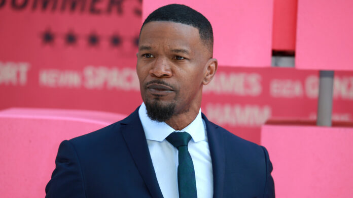 Jamie Foxx torna sui social media durante il ricovero in ospedale, dice che lo vedremo presto
