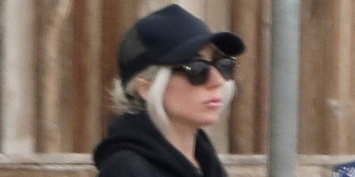  Lady Gaga va sotto copertura durante la corsa alla spesa a Malibu |  Lady Gaga: Solo Jared
