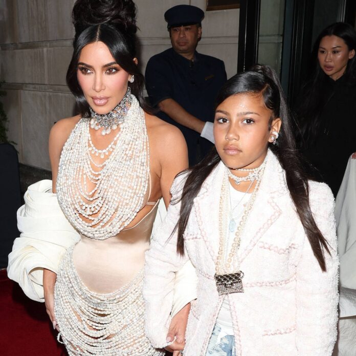 North West esce con la mamma Kim Kardashian sulla strada per Met Gala

