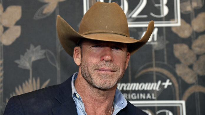 Yellowstone: la Paramount paga a Taylor Sheridan un bel penny per filmare nel suo ranch
