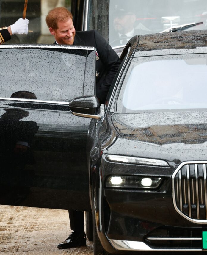  stronza |  Il principe Harry non si è nemmeno tolto il completo Dior prima di dirigersi a Heathrow
