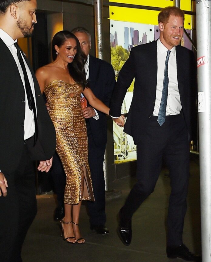  stronza |  La duchessa Meghan ha indossato Johanna Ortiz d'oro ai Women of Vision Awards
