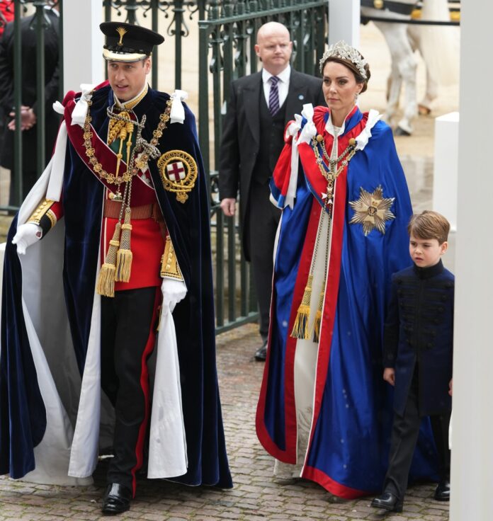  stronza |  Perché il principe William e Kate sono arrivati ​​in ritardo all'incoronazione all'abbazia di Westminster?
