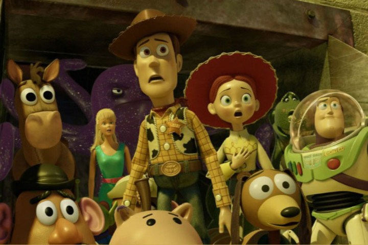 Diversi giocattoli fissano con orrore in una scena del film Pixar "Storia di giocattoli 3."