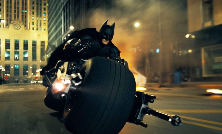 Batman entra a bordo della sua Bat-Cicletta "Il Cavaliere Oscuro."