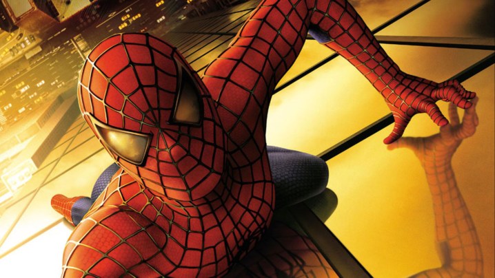 Spider-Man che striscia sul lato di un grattacielo in un poster di "Uomo Ragno" (2002).