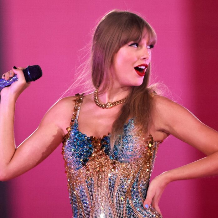 Taylor Swift rivela i testi originali di “New Romantics” e “Wonderland”.
