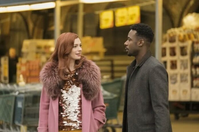 Una donna parla con un uomo in Modern Love.