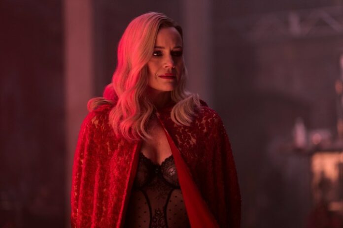 Una donna in lingerie si trova in La caduta della casa degli Usher.