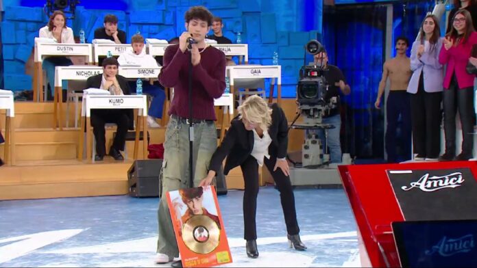 Amici 23, Mida si esibisce su Rossofuoco e Maria De Filippi entra nello studio portandogli il Disco d