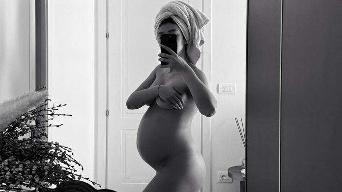 Andrea Cerioli fa una dolce dedica d'amore alla compagna incinta per il quinto anniversario, lei mostra il pancione: foto