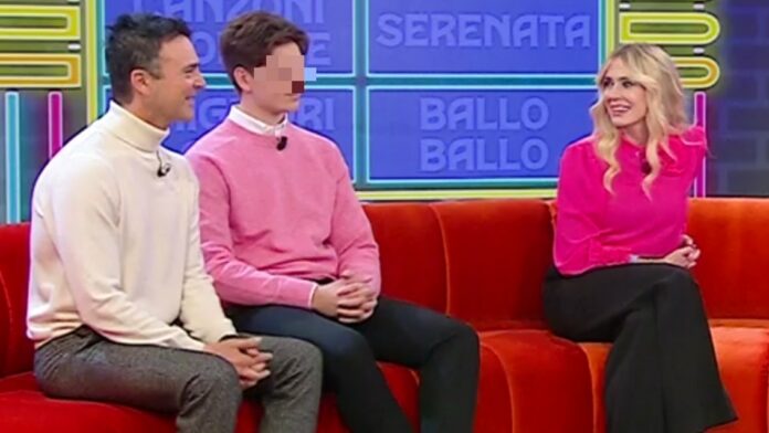 Brigitta Boccoli e Stefano Orfei per la prima volta col figlio 15enne Manfredi in tv: guarda