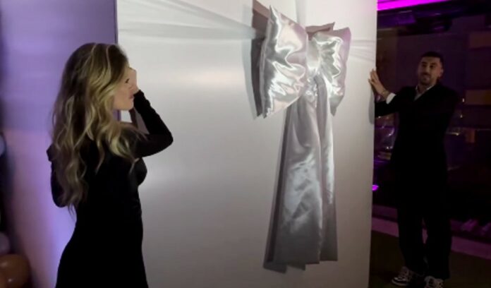 Chiara Nasti scopre il genere del bambino che porta in grembo al gender reveal party