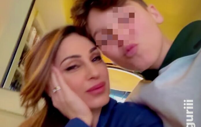 Anna Tatangelo compie 37 anni, il figlio Andrea esce prima da scuola per festeggiare la mamma: foto