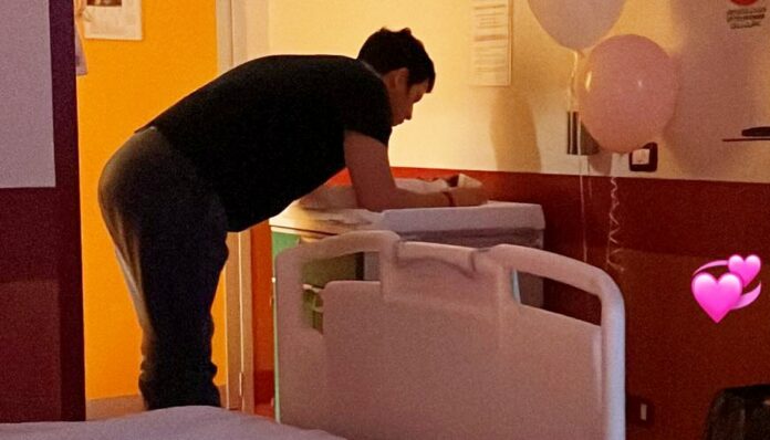 Federica Pellegrini scatta una tenerissima foto al marito che si prende cura della loro neonata ancora in ospedale: guarda