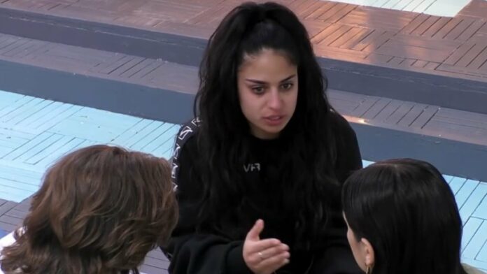 Grande Fratello, Perla e Anita escogitano un piano contro Beatrice Luzzi