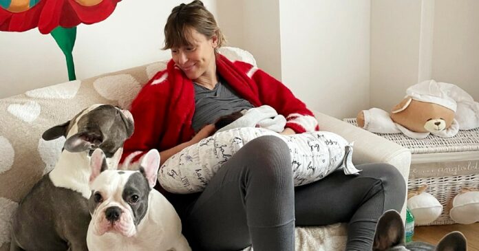Federica Pellegrini, prima foto a casa con la figlia Matilda a 6 giorni dal parto, ci sono anche le 'bodyguards'