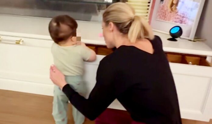 Il nipotino Cesare pronuncia una delle sue prime parole a casa di nonna Michelle Hunziker