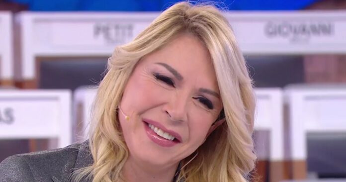 Il nuovo compagno di Anna Pettinelli si mostra per la prima volta in tv, la conduttrice colta di sorpresa: guarda