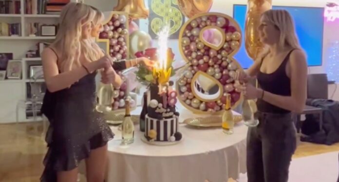 Le figlie gemelle di Matilde Brandi Aurora e Sofia compiono 18 anni: grande festa a casa della showgirl