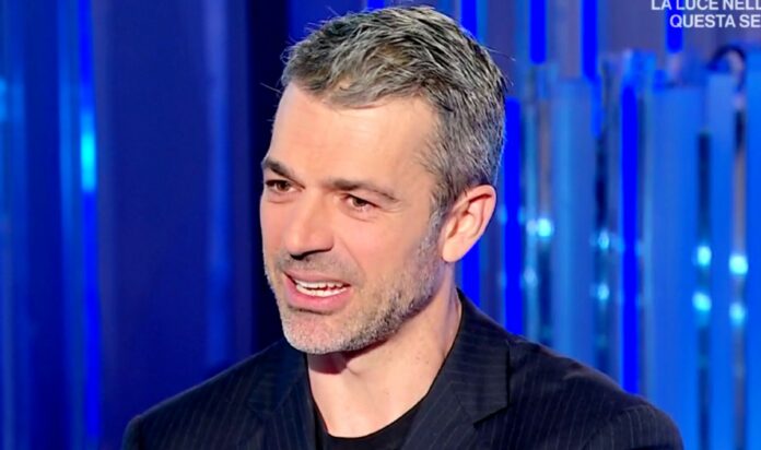 ''Non vedo nulla di più interessante, neanche Doc'': Luca Argentero confessa in tv di essere distratto anche sul set