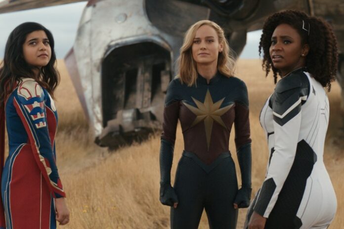 Kamala, Carol e Monica stanno insieme in un campo in The Marvels.