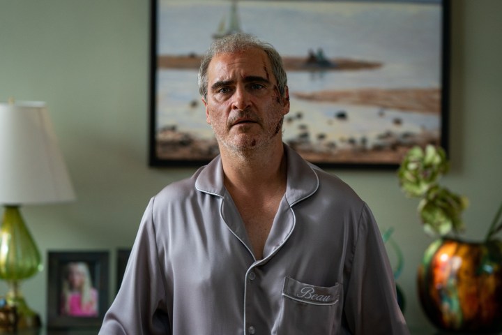 Joaquin Phoenix indossa un pigiama di seta 