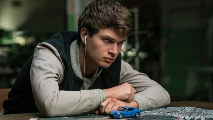 Un giovane sembra arrabbiato in Baby Driver.