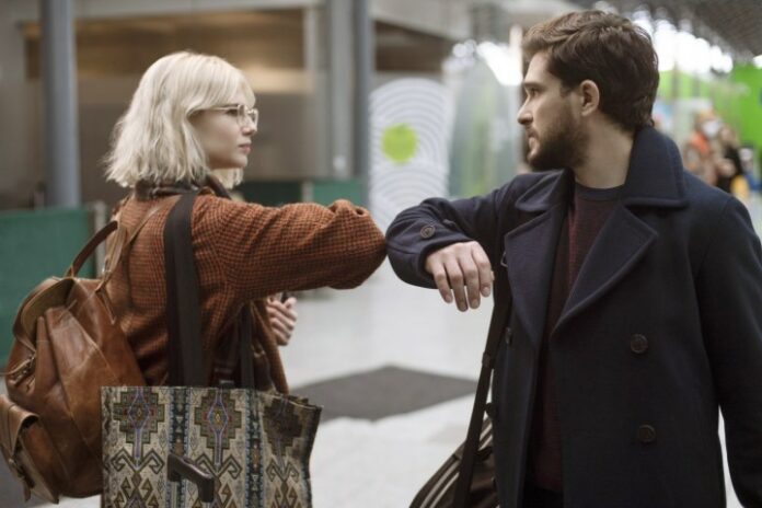 Due persone si danno la gomitata in Modern Love.