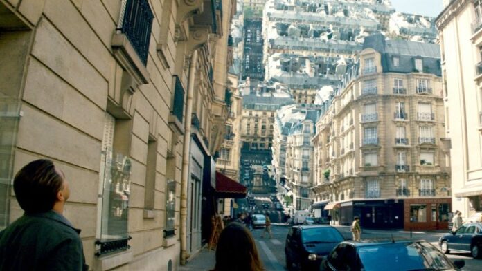 Una città crolla su se stessa in Inception.