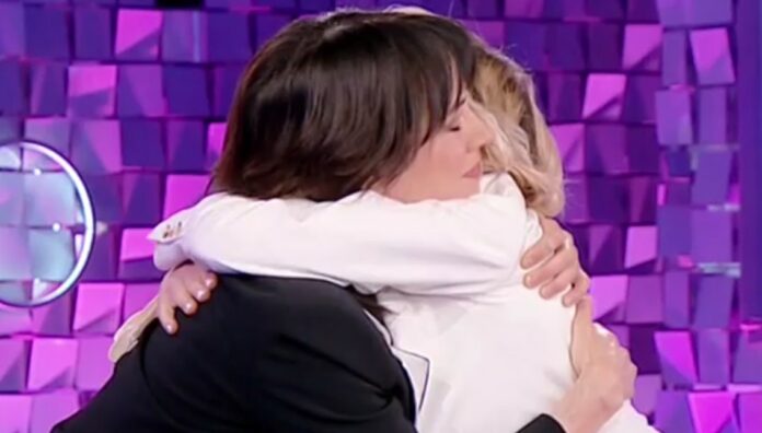 Asia Argento chiede perdono alla sorella Fiore in tv e si emoziona prima di stringerla a sé: ecco cos'ha detto