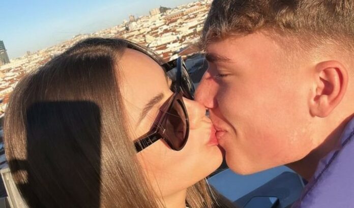 Cristian Totti, figlio di Francesco e Ilary Blasi, appassionato con la fidanzata a Madrid, dove si è trasferito: il romantico bacio