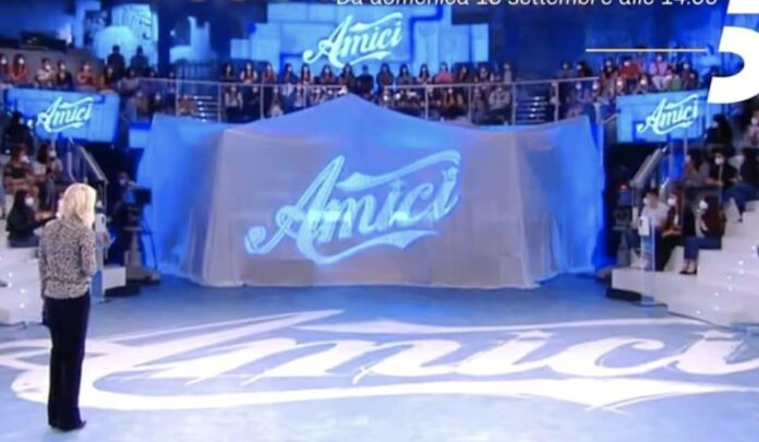 Amici23, svelato il primo giudice del serale: “Ringrazio Maria De Filippi per avermi voluto”