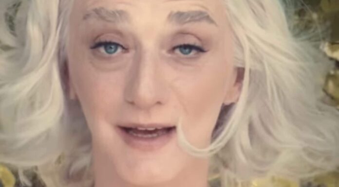 Drusilla Foer ha un messaggio per il prossimo conduttore di Sanremo: “È il mio sogno nel cassetto”